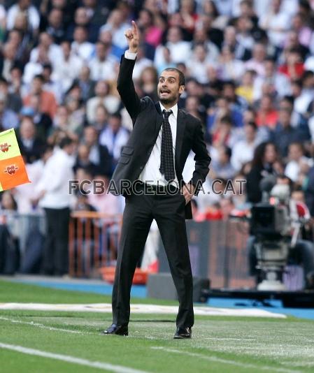 Guardiola, el 2 de maig del 2009, dirigint el Bara que li va fer un 2 a 6 al Madrid al Bernabu. Foto: arxiu FCB.