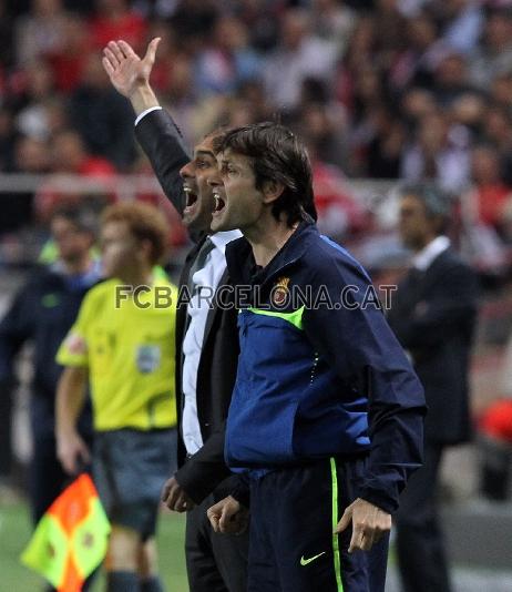 Guardiola i Vilanova, protestant durant el partit clau de cara a guanyar la Lliga a Sevilla de la temporada passada. Foto: arxiu FCB.