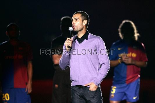 16-08-08. Presentaci al Camp Nou del Bara 2008/09 davant lafici. Foto: arxiu FCB