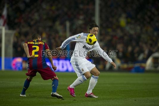 Durante el partido del 5-0, Alves con zil. Foto: Archivo FCB