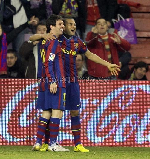 Alves, con Messi, celebrando un gol del brasileo en Valladolid. Foto: Archivo FCB