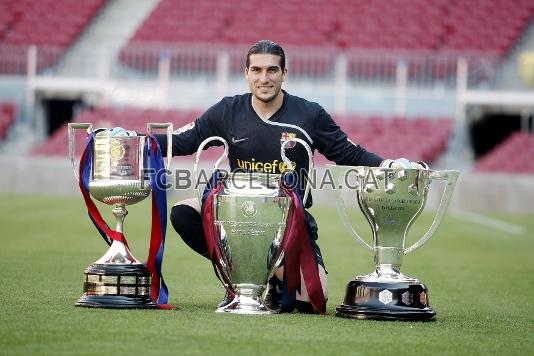 Les tres copes del triplet, amb Pinto. Foto: Arxiu FCB