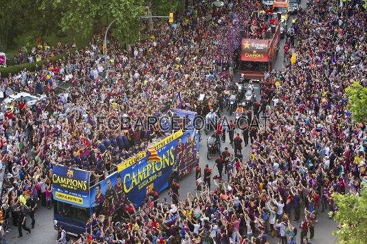 Barcelona en la calle para celebrar la Liga. Fotos: Miguel Ruiz / lex Caparrs (FCB).