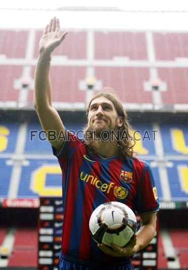 El 31 de agosto del 2009 fue presentado como nuevo jugador azulgrana. Foto: Archivo FCB