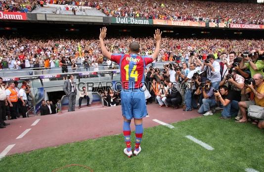 Unas 30.000 personas reciben a Henry en su presentacin en el Camp Nou. Foto. Archivo FCB