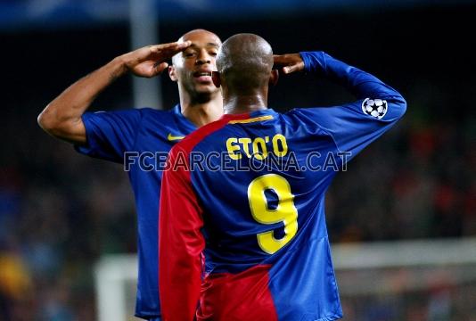 Salutaci militar entre Henry i Eto'o el dia del 4-0 al Bayern. Foto: Arxiu FCB