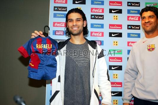 El mexicano recibi una camiseta para celebrar el nacimiento de su hija Rafaela. Foto: Archivo FCB