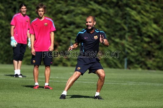 Guardiola, molt actiu, durant el primer entrenament de la setmana. Foto: Miguel Ruiz - FCB.