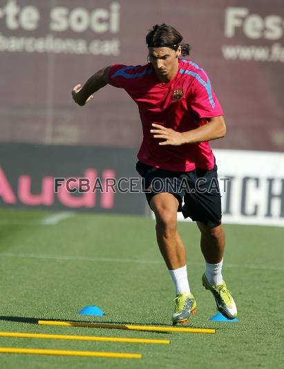 Ibrahimovic realizando ejercicios centrados en el trabajo fsico. Foto: Miguel Ruiz - FCB.