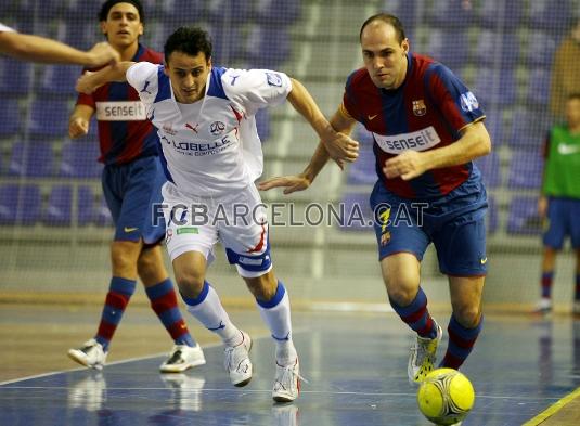 Javi Rodrguez recorre la banda.