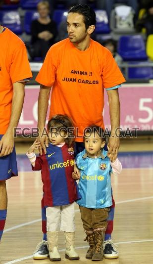 PC, aix com tots els seus companys, han sortit al Palau Blaugrana lluint una samarreta de suport a Juan Carlos, lesionat pel que resta de temporada.