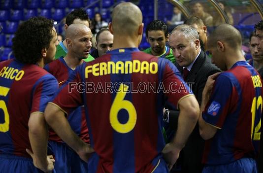 Marc Carmona dna instruccions als seus jugadors en un temps mort.