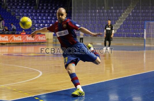 Dani Fernndez, a punt de connectar una volea.