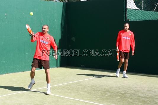 Los jugadores del FCB Mobicat este martes por la maana han jugado a padel en las pistas del Tenis Laiet.