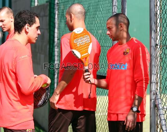 Un grupo de jugadores pasan de la pista de ftbol a la pista de padel.