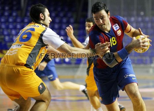 Iker Romero penetra cap a porteria.