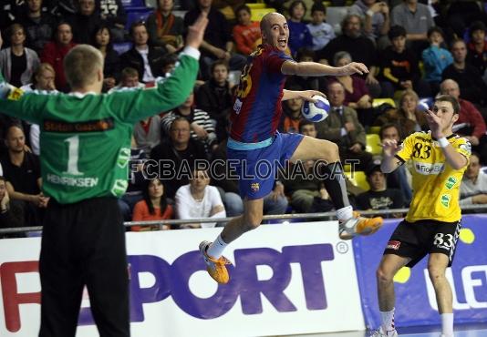 Rocas, a punto de batir al portero rival.