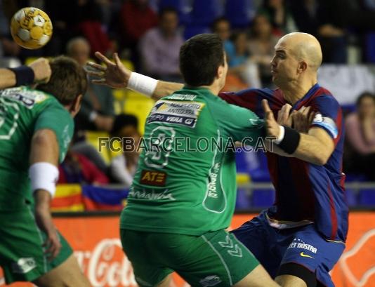 Lozano intentando superar la defensa del Antequera.