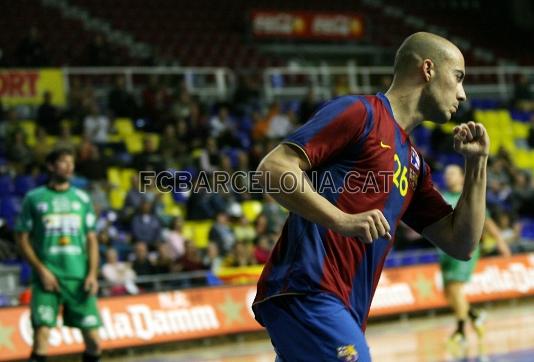 Rocas celebrando un gol.