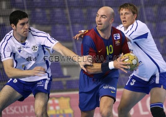 Demetrio Lozano intenta superar la defensa del Torrevieja.