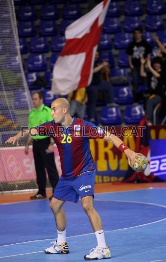 Rocas realizando un lanzamiento desde el punto de penalti.