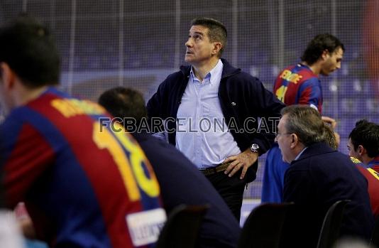 Manolo Cadenas se mira el partido desde el banquillo del Palau.