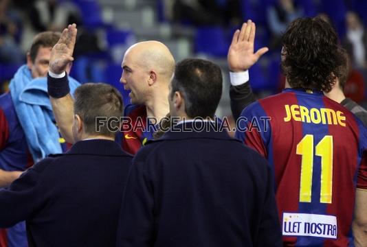 L'equip celebrant la victria davant el Torrevella.