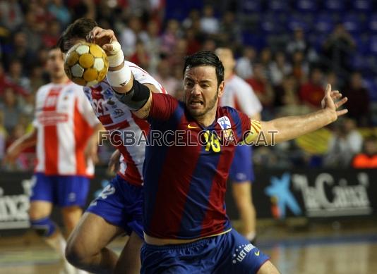 Iker Romero, lluitant una pilota.