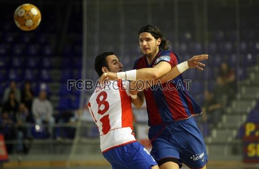 Un defensa del Algeciras intenta parar a Nagy.