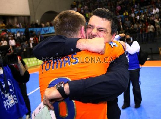 Abrazo entre Vctor Toms y el tcnico Xavi Pascual.