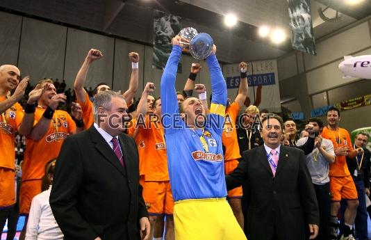 El capitn David Barrufet levantando la copa de campeones.