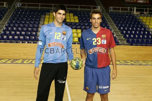 Els jugadors de l'handbol base Adr Figueras i Rodrigo Sanmiguel, amb les samarretes del FC Barcelona Borges.