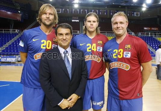 Joan Laporta con las tres nuevas incorporaciones: Jernemyr, Hansen y Boldsen.