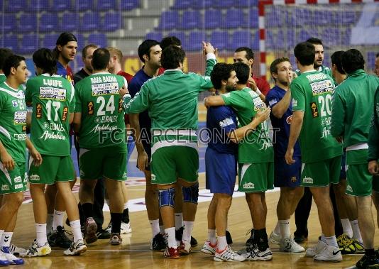 Els dos equips salundant-se al final del partit.