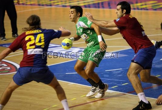 Hansen y Garabaya evitando un lanzamiento del Antequera.