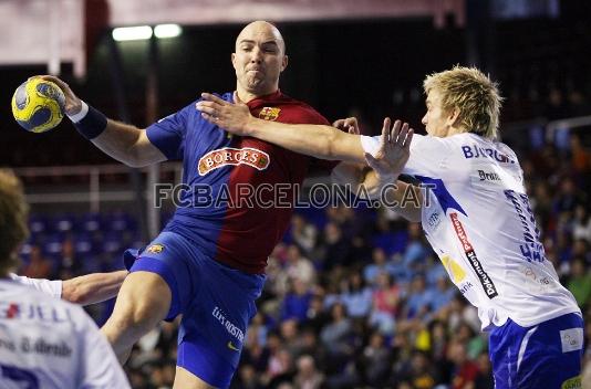 Lozano intenta fer un tir a porteria.