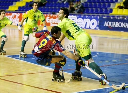 Sergi Panadero, lluitant per endur-se la bola.