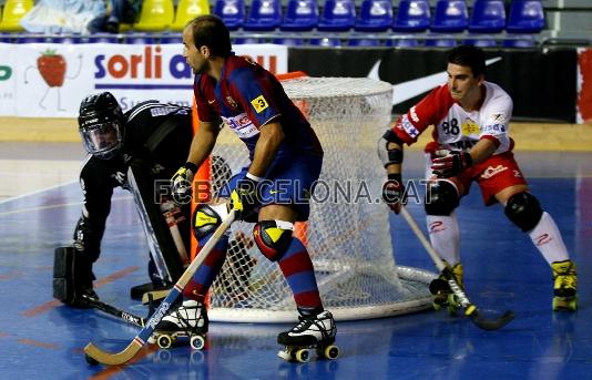 Carlitos Lpez, atento ante una jugada de ataque del Bara Sorli Discau.