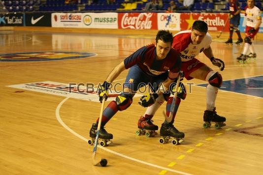 Borregn protegeix una bola davant la presncia de Jos Luis Pez.