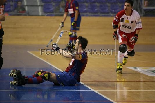 Egurrola protesta des del terra de la pista del Palau Blaugrana.