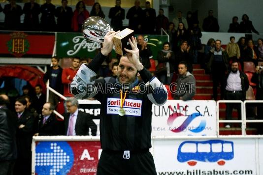 Aitor Egurrola, capitn del equipo ante la baja de ltima hora de Borregn, levanta el ttulo.