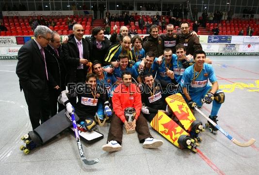 Mxima alegra en la foto de grupo y con la Supercopa.