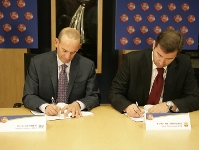 mls_signing01.jpg