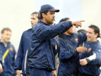 Rijkaard_y_grup_entrenant_22-4-04.jpg