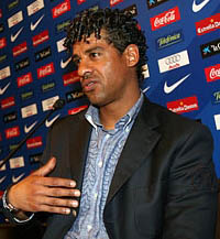 Rijkaard felicita al grupo por la victoria