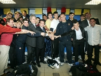 El presidente, en el vestuario, rodeado por los jugadores del equipo y miembros del staff de la seccin.