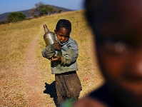 Los Puntos de Atencin Comunitarios  proveen muchos de los servicios bsicos a los nios, de entre los cuales el acceso al agua potable. Foto: Pep Bonet