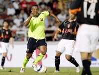 Foto: Ronaldinho, durante uno de los partidos de pretemporada, contra el Shen Xhen Jian Li Bao, de la gira On Tour Asia 2005