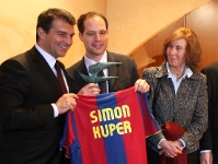 Joan Laporta, Simon Kuper y Anna Salls, viuda de Manuel Vzquez Montalbn.