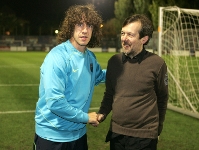 Carles Puyol saluda a Ignasi Terraza, pianista y autor del arreglo especial del himno del Bara en clave de jazz que interpretar el sbado en el Camp Nou.